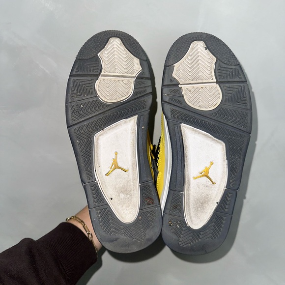 Jordan 4 Retro Lightning - size 4Y